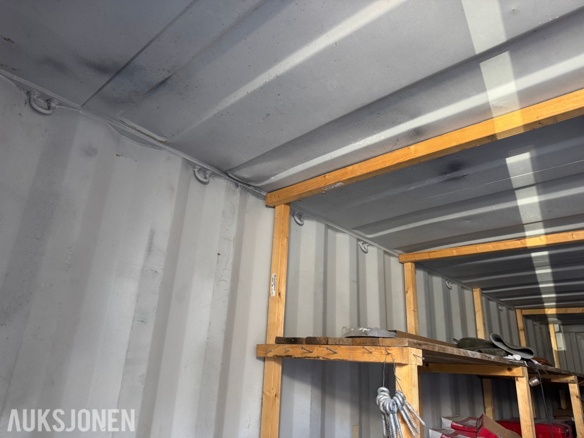 2005 20 FOTS LAGERCONTAINER INNREDET MED LYS OG HYLLER