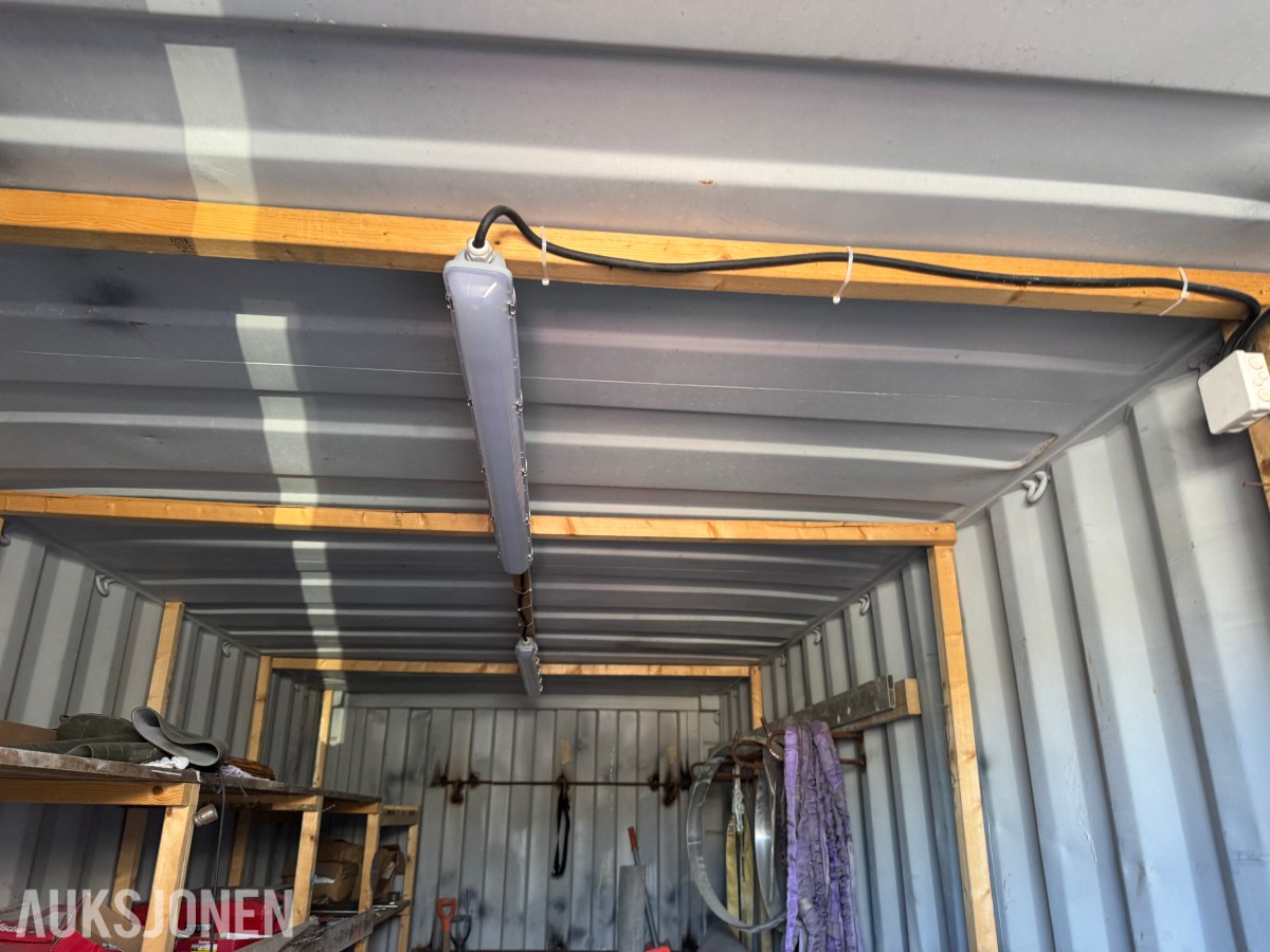 2005 20 FOTS LAGERCONTAINER INNREDET MED LYS OG HYLLER